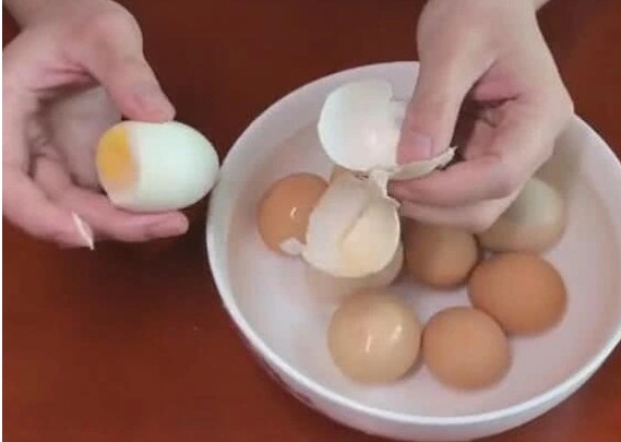 Mẹo luộc trứng không nứt, dễ dàng bóc vỏ, lòng đỏ mềm vừa tới